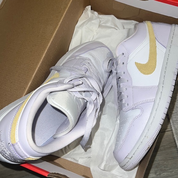 Air Jordan Low Barely Grape Women’s Size 9 - Picture 4 of 5